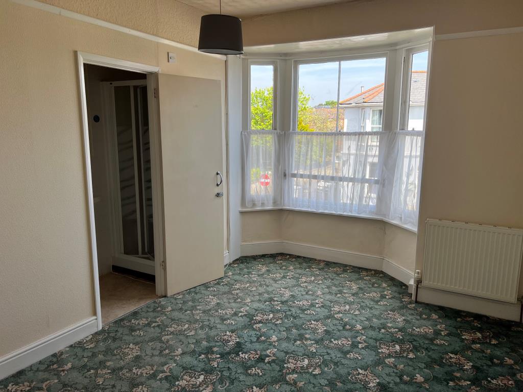 Lot: 85 - TOWN CENTRE SIX-BEDROOM HOUSE WITH POTENTIAL - View of a bedroom and the door to the En-Suite